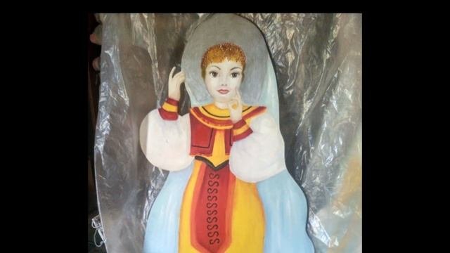 Необычная клумба в виде русской красавицы.