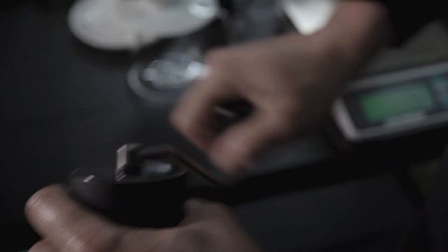 COMANDANTE C40 MK4 咖啡玩家最愛的手搖磨豆機之一 смотреть онлайн