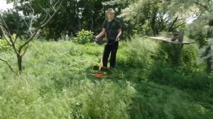 I Мальчик косит Бензокосой Паренек учится косить траву Boy mows with Benchmaker Guy grass 20210617