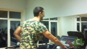 На беговой дорожке со скоростью 20 км/час. (On the treadmill at a speed of 20 kilometers per hour).