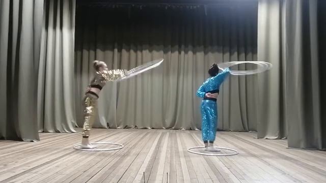 Игра с хула-хупами, цирковой номер смотреть онлайн
