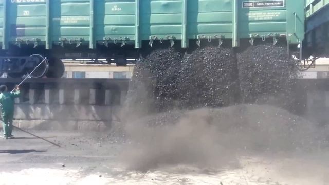 выгрузка вагонов с каменным углём. смотреть онлайн