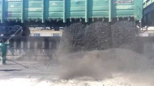 выгрузка вагонов с каменным углём.