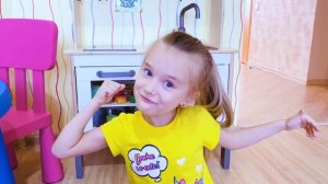 Полина и папа играет с лего.