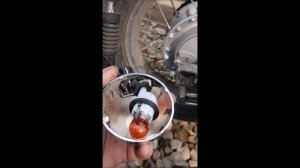 Bajaj Avenger 220. Ремонт заднего поворотника, замена лампы.