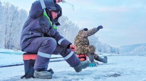 ЯМА ПОЛНА РЫБЫ! ОПАСНАЯ РЫБАЛКА НА КРАЮ ЛЬДИНЫ! Ловля хариуса зимой на припоях