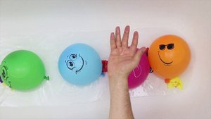 Воздушные шарики с водой Учим цвета для детей Развивающее видео Песня Красный шарик Лопаем шарики