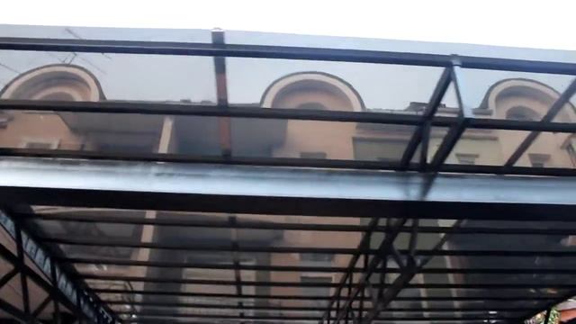 Односкатный навес из монолитного поликарбоната 8мм бронза