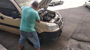 Fiat DOBLO: Установка газовых упоров капота