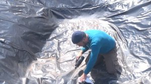 Озеро из пленки на своем участке.Как выкопать озеро на земле.Экономный способ.