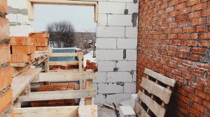 Перегородки из полнотелого красного кирпича в доме из газобетона