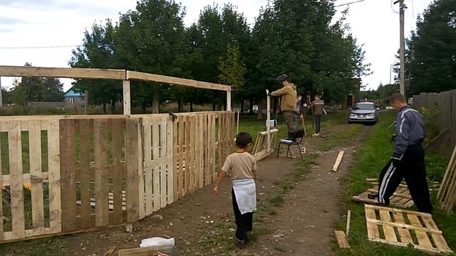 Забор из поддонов. Бюджетный забор часть #2 смотреть онлайн