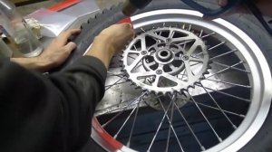 Процесс наклейки на обод наклеек фирмы S3