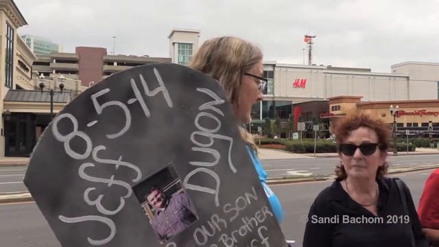 'Sackler Knew' Nan Goldin Parents of Opioid Victims Protest Purdue/Sackler Settlement 9/12/19 смотреть онлайн