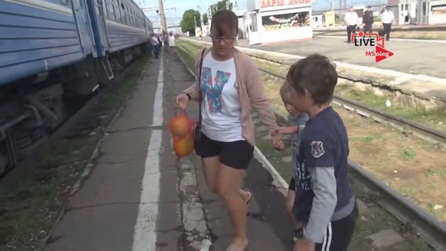 Россошь, Лихая на перроне покупаем мороженое. Поезд Адлер Минск.