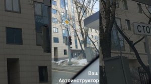 Как правильно повернуть налево на регулируемом перекрестке с трамвайными путями.