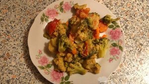 Подлива из помидоров, моркови и брокколи в сметанном соусе