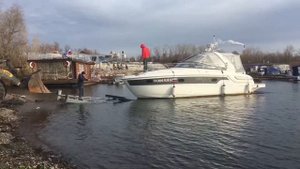 Подъем моторной яхты Bavaria на зимнее хранение. Слипование