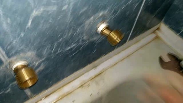 Как установить смеситель для ванной "Haiba"...Качественный и недорогой... Простая установка.