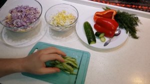 2 салата из кальмаров. Салат из кальмаров с яйцом и луком. Салат из кальмаров с огурцом и перцем.