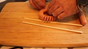 Нарезаем сосиску для жарки с яйцом.