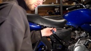 Как снять седло на мотоцикле YAMAHA YBR 125