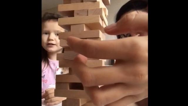 Играем в Дженгу с мамой. Мама проиграла. Веселая игра.