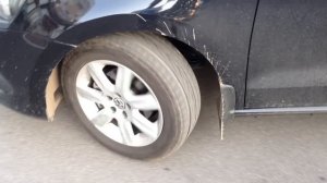 VW Polo Sedan - камень попал в кожух дискового тормоза.