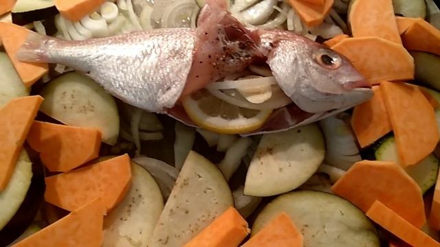 Дорада запечённая с овощами в духовке. Зелёный шпаргель. смотреть онлайн