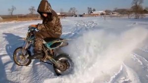 Дрифт на мотоцикле зимой! Дрифт на Пит-Байке зимой! Дрифт по снегу!