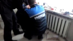 Вешаем батарею
