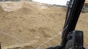 Caterpillar 330 кидает песок под бульдозер