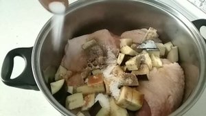 Куриные ножки с баклажанами в ароматном соусе