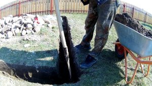 Фундамент под гараж , сарай .  Копаем ( строительство гаража для мтз)