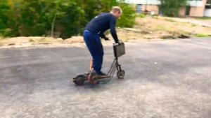Самодельный бензо самокат с двигателя от бензопилы дружба и подручного материала ( бета версия )