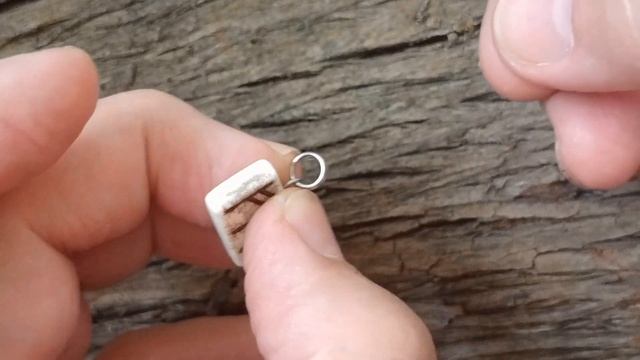 Амулет из кости с тремя рунами Феху. смотреть онлайн