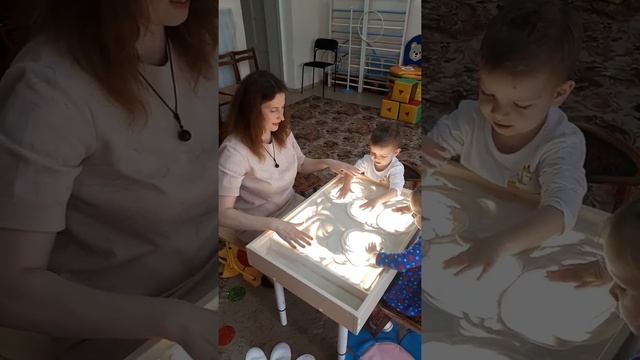 #песочнаятерапия #детирисуют #развитиедетей  рисуют песком малыши?