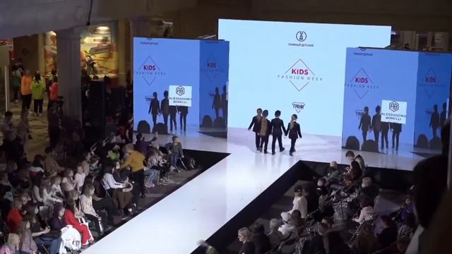Событие года. Модный показ, в модном ЦДМ на Лубянке.
