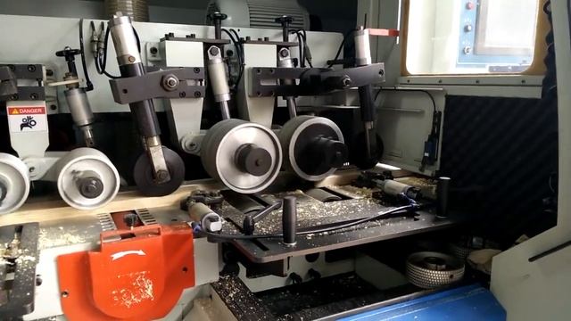 Четырехсторонний продольно фрезерный станок премиум класса Quadro 623HS. Как работает фрезерный узел смотреть онлайн