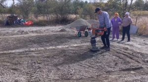 Дом с нуля. День 18. Засыпка и трамбовка пола по грунту.