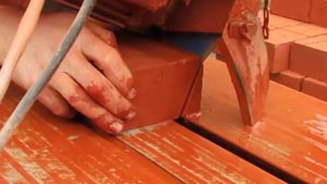 Пиление кирпича плиткорезом. Кладка печи