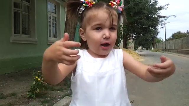 Девочка 3,5 года читает стихи