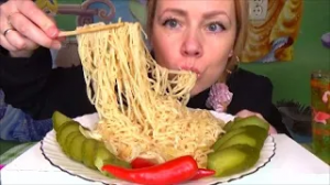 Мукбанг острая Тайская лапша. Русский мукбанг. Еда на камеру.