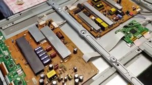 lg 50PJ650r не включается, красные точки, искажение цветов, яркий засвет экрана при включение.
