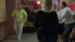 толстый парень отжигает танцами на свадьбе
