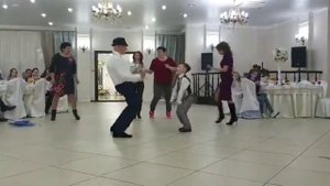 Да я мать и я умею танцевать!