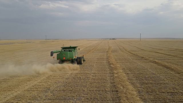 Is the John Deere Combine like a Big Race Car?????  Drought Wheat Harvest 2022