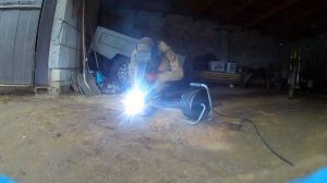 КАК НАУЧИТЬСЯ ВАРИТЬ ЭЛЕКТРО ДУГОВОЙ СВАРКОЙ  ЗА 15 МИН / ПРОБУЮ ВАРИТЬ !