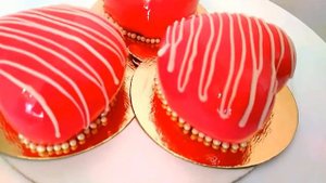 Муссовые пирожные,покрытые зеркальной глазурью.