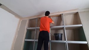 Встроенные полки с подсветкой на мансардном этаже